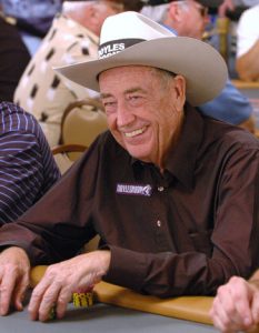 Doyle Brunson an einem Pokertisch