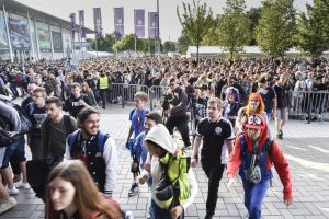 Messebesucher am Eingang Nord der Gamescom 2019