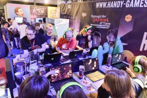 Besucher der Gamescom 2019 im Indie Village, Halle 10.2