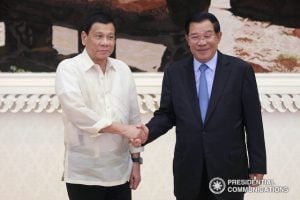 Hun Sen und Rodrigo Duterte schütteln sich die Hände
