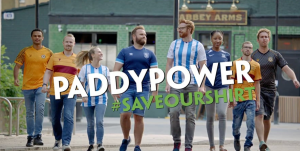 Paddy Power, Männer und Frauen in Fußball Trikots