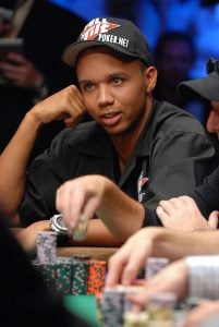 Phil Ivey am Pokertisch sitzend