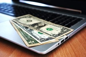 Geldscheine auf einem Laptop