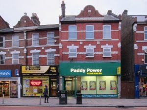 Paddy Power Wettbüro, Häuser, Straße