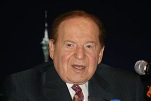 Sheldon Adelson an einem Podium