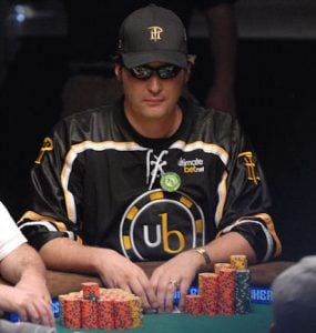 Phil Hellmuth an einem Pokertisch