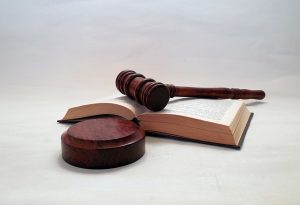 Richterhammer und Gesetzbuch