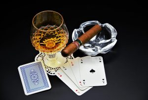 Karten, Whiskey und Zigarre