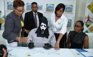 Lottogewinner mit Scream Maske