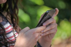 Nahaufnahme Mädchen mit Smartphone