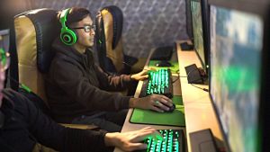 Asiatische Gamer vor Computer