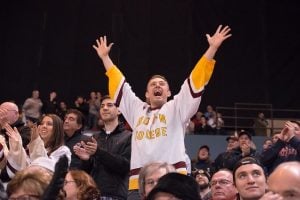 Ein feiernder Eishockey-Fan