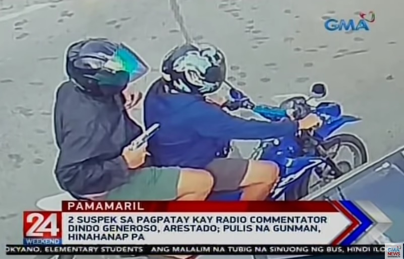 Täter mit Pistole auf Motorrad