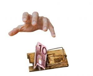 Hand greift nach Geld in Geldbörse