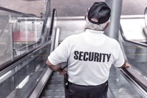 Security auf einer Rolltreppe