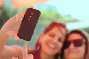 Selfie, zwei Frauen, Smartphone