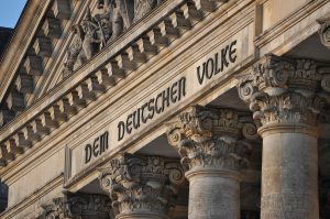 Schriftzug am Deutschen Bundestag