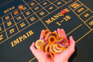 Spielchips in einer Hand