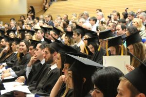 Studentinnen und Studenten, Hörsaal