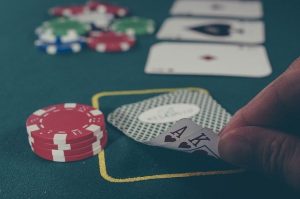 Pokerspieler mit Karten