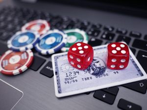 Spielchips auf Laptop