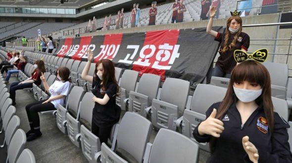Sexpuppen im Stadion von Seoul|Fußballstadion in Seoul Südkorea