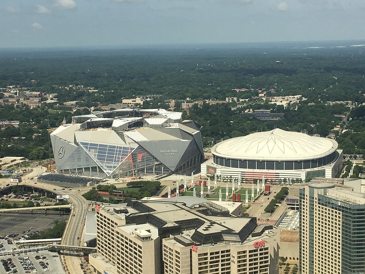 Mercedes-Benz Stadion und Georgia Dome|Tom Brady auf dem Feld|Adam Levine am Mikro