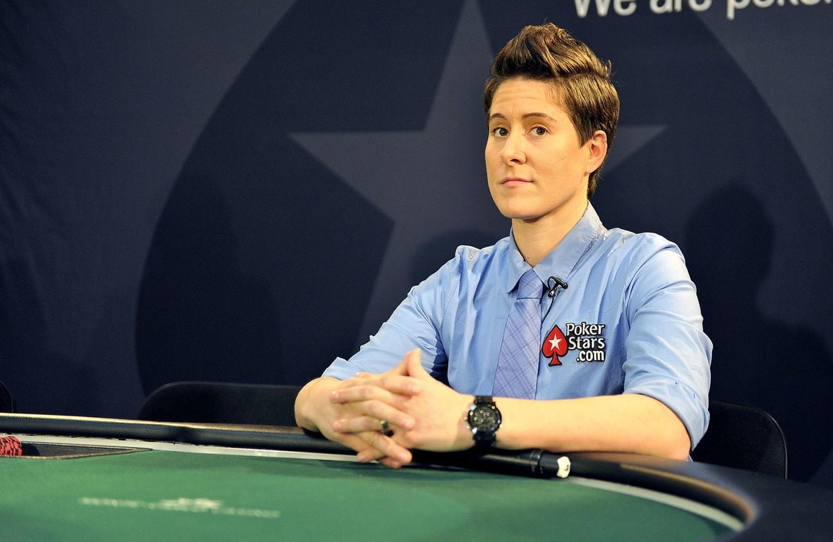 Pokerspielerin Vanessa Selbst am Pokertisch|Vanessa Selbst schiebt Pokerchips