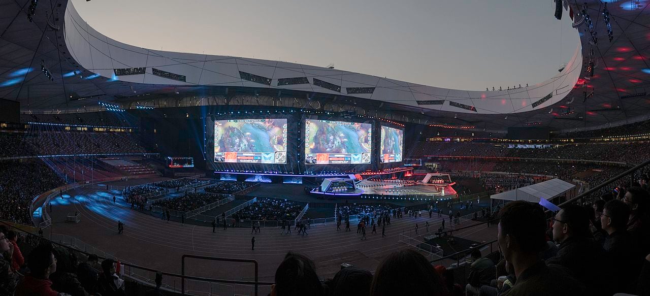 Nationalstadion von Peking bei Abend||James auf Spielfeld|