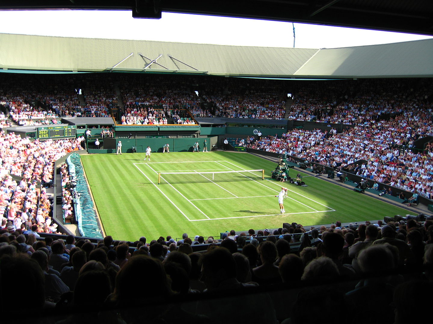 Tennisplatz von Wimbledon mit Spielern|Venus Williams beim Aufschlag|