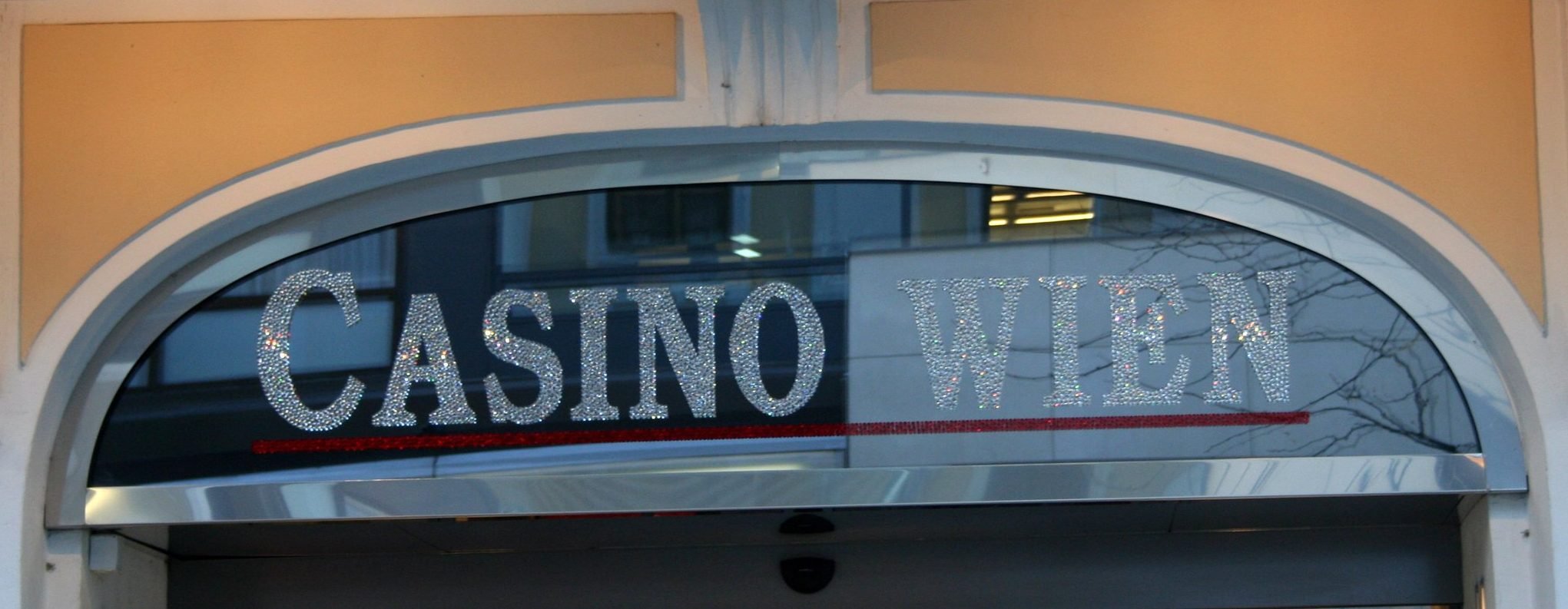 Casino Wien Fassade|Ein Roulettetisch in einem Casino||Spielgeld vor Spieljetons|Euro Scheine