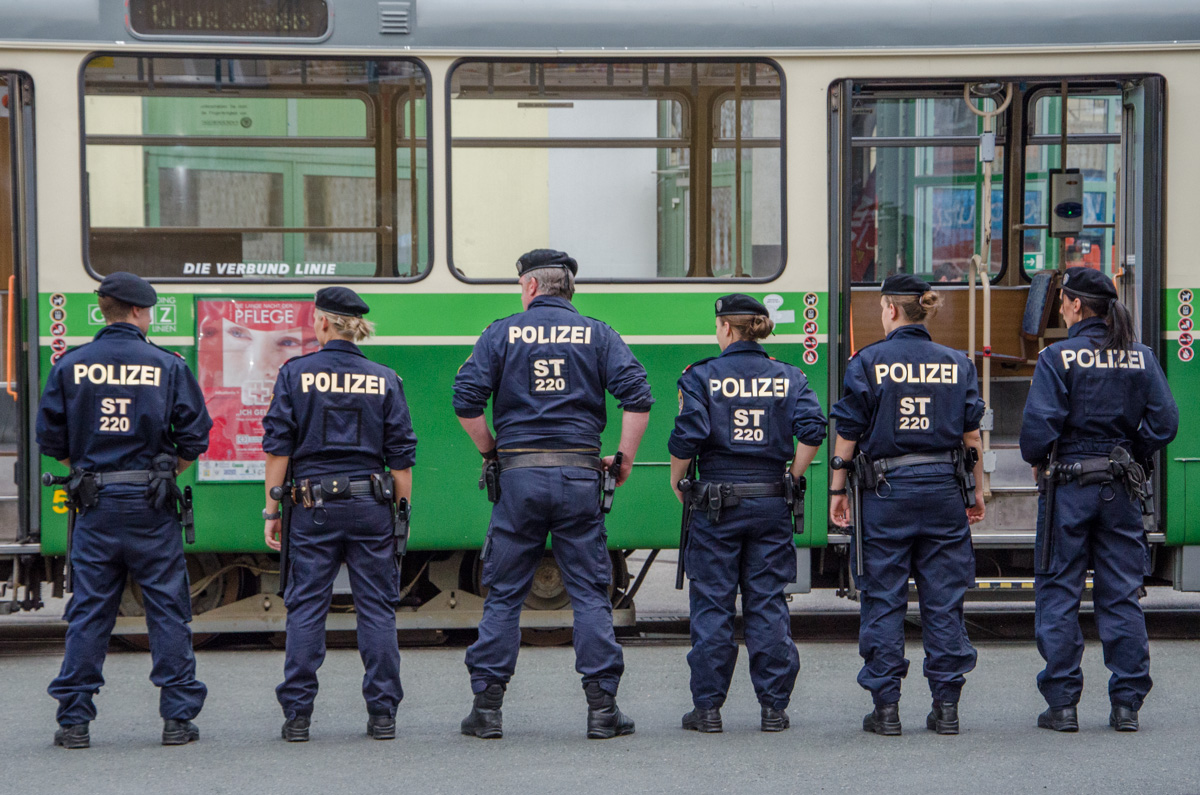 Polizei|Handschellen|Fußballspiel