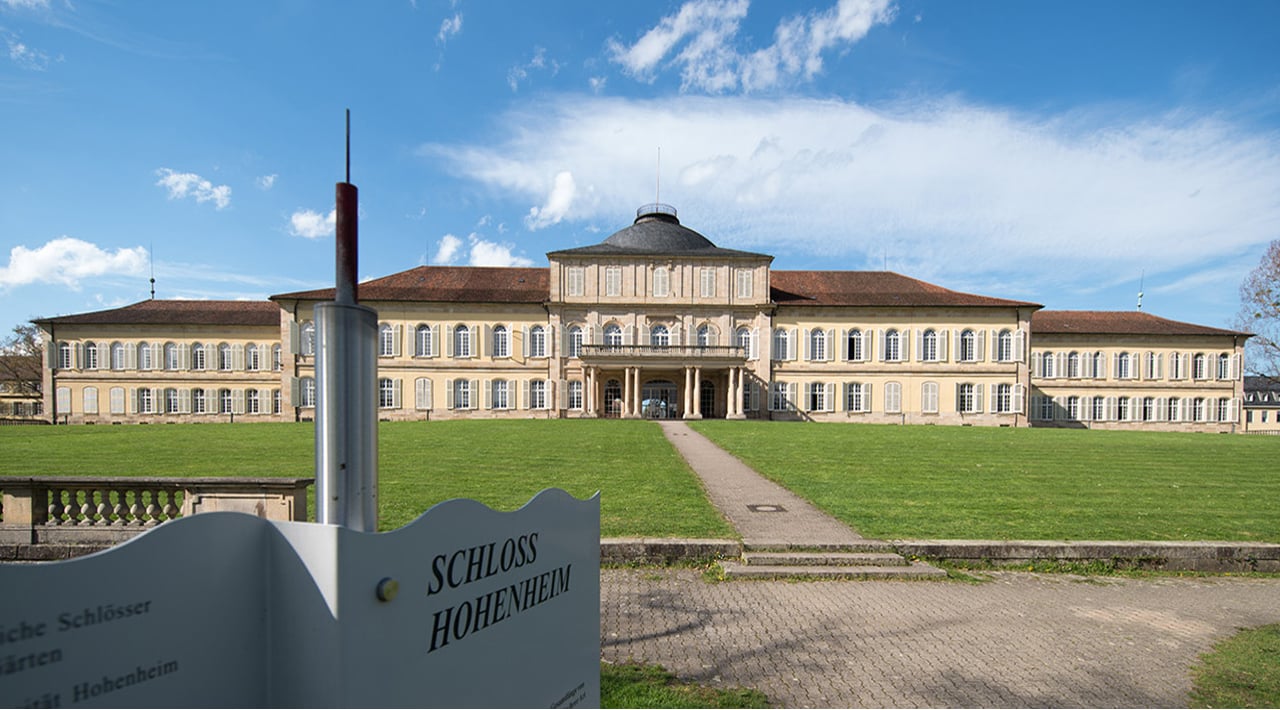 Gebäude Universität Hohenheim|Plakat Symposium Glücksspiel
