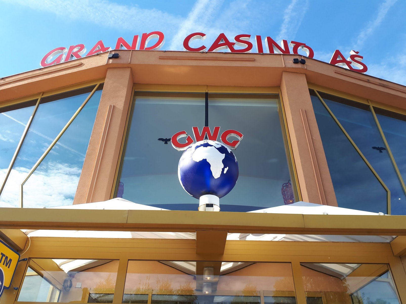 Grand Casino Aš|Buffet|Medaillen für die Sieger der APAT|Vanja Milic von PPPoker|Poker-Events im Grand Casino Aš|Sandro Greulich||Olaf Dohn