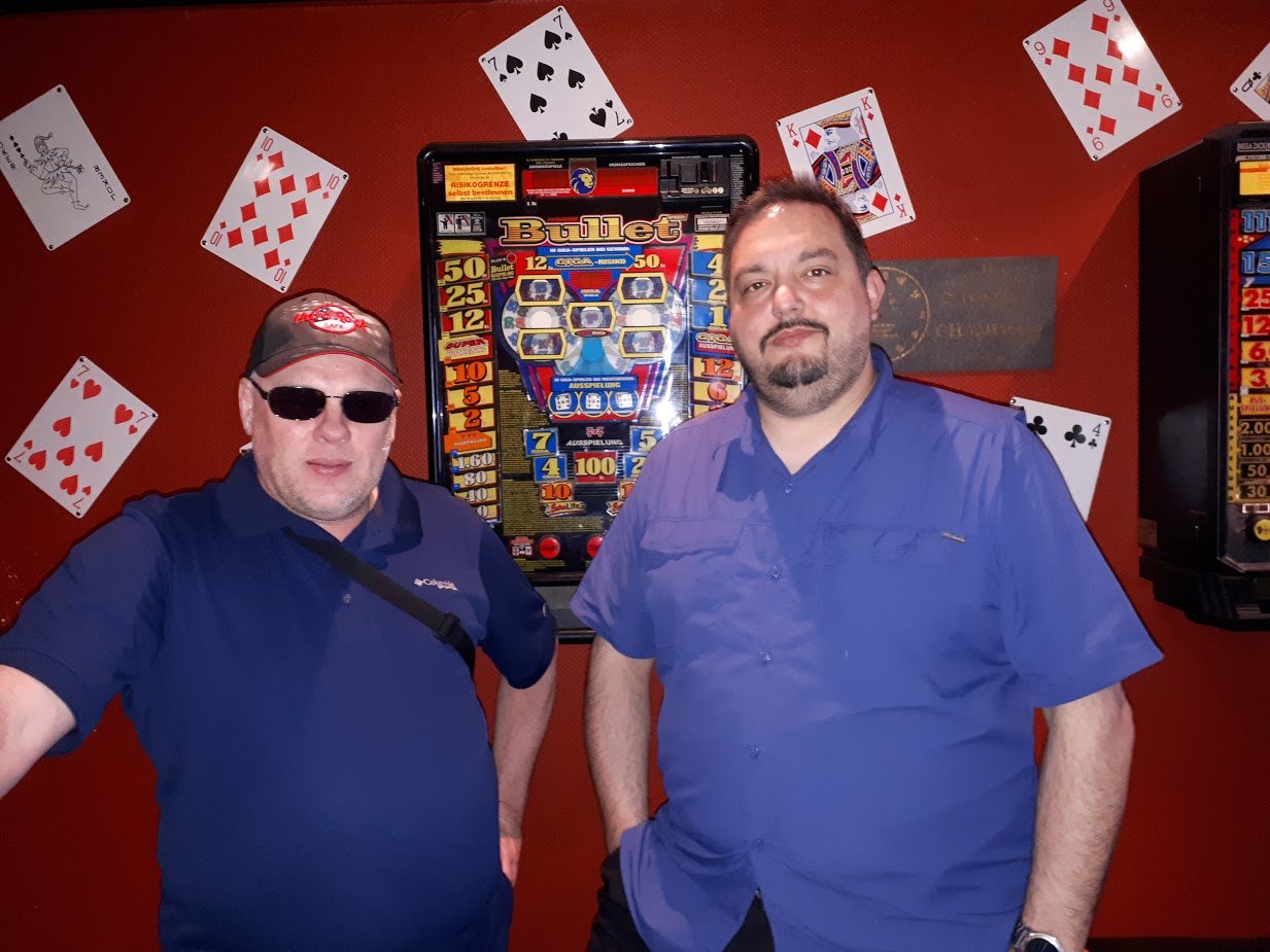 Pokerspieler Marc und Jan|WSOP 2019 Big 50 Logo|Karten