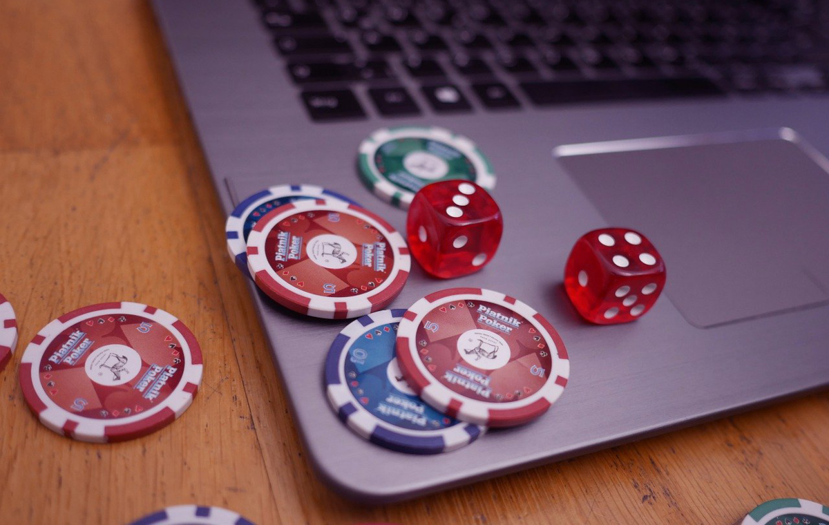 Laptop Spielchips Würfel