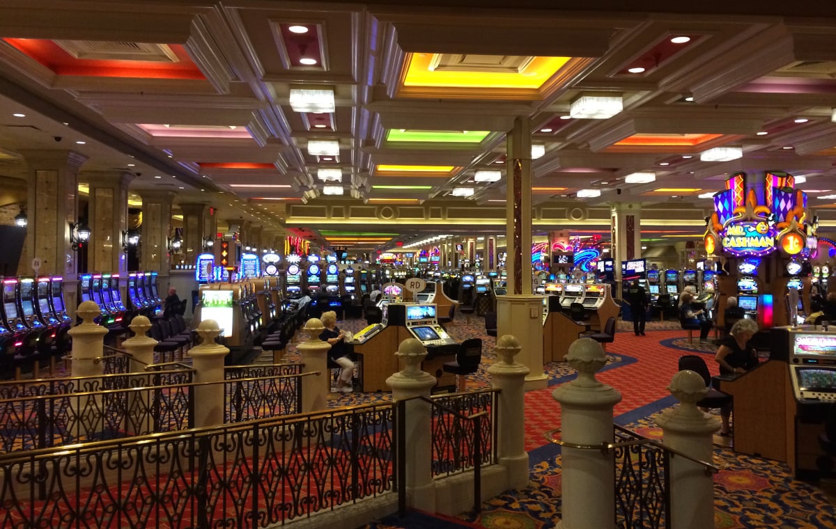 Casino-Floor|Smartphone Hände