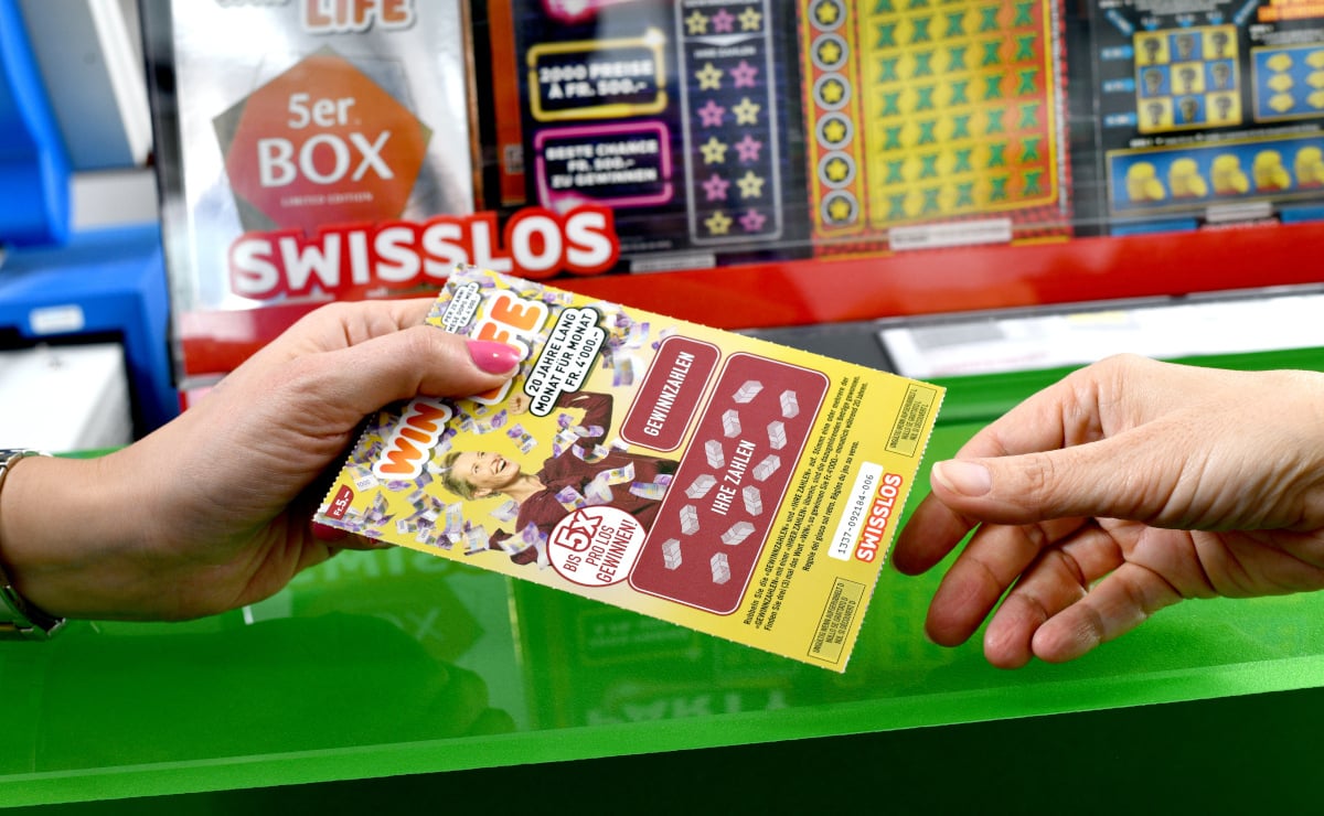 Swisslos Lottoschein Hände