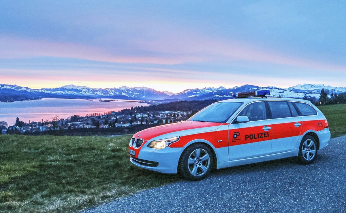 Polizeiwagen am See Schweiz