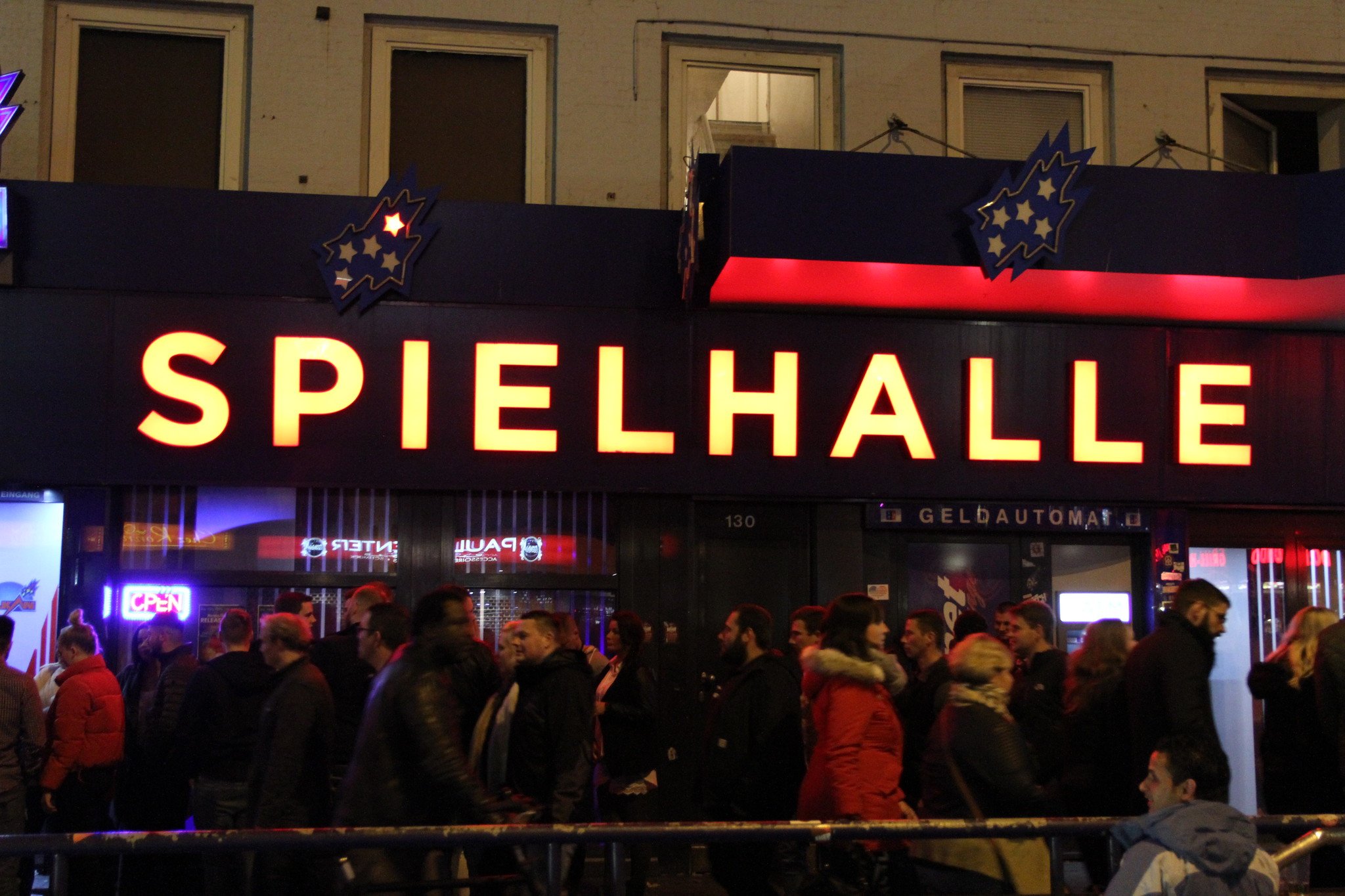 Spielhalle bei Nacht