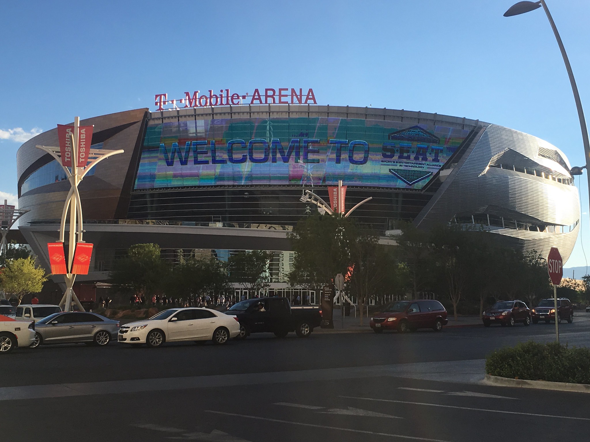 T-Mobile Arena bei Tag mit Autos|T-Mobile Arena bei Tag mit Autos||Jon Jones