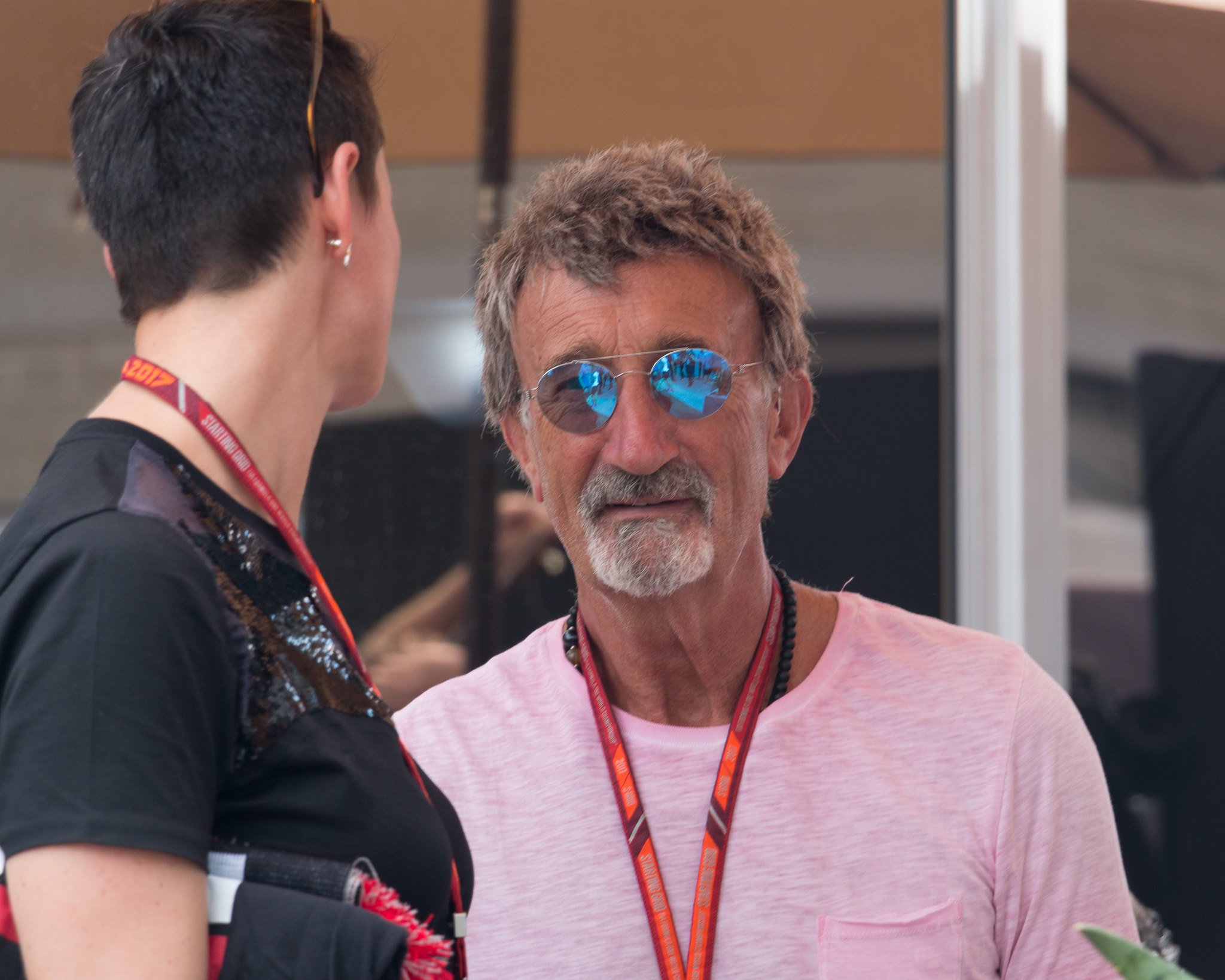 Eddie Jordan mit Sonnenbrille und rosa T-Shirt