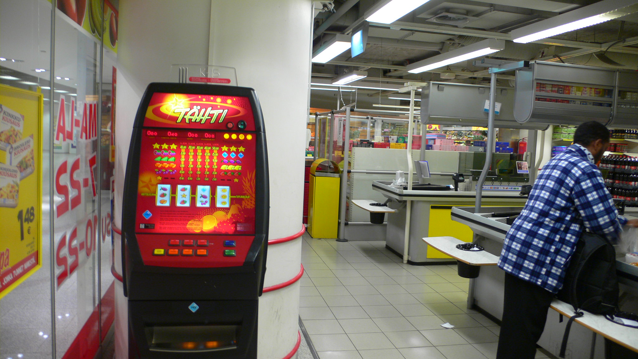 Spielgerät in einem Supermarkt|Spielautomat in einem finnischen Supermarkt