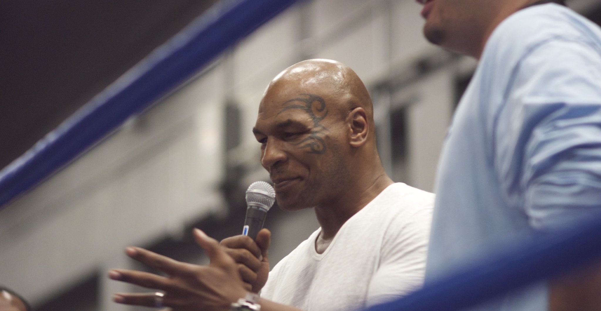 Mike Tyson mit Mikrofon im Ring