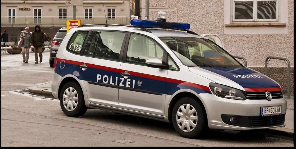 Polizeiauto auf Straße|Polizeiauto auf Straße