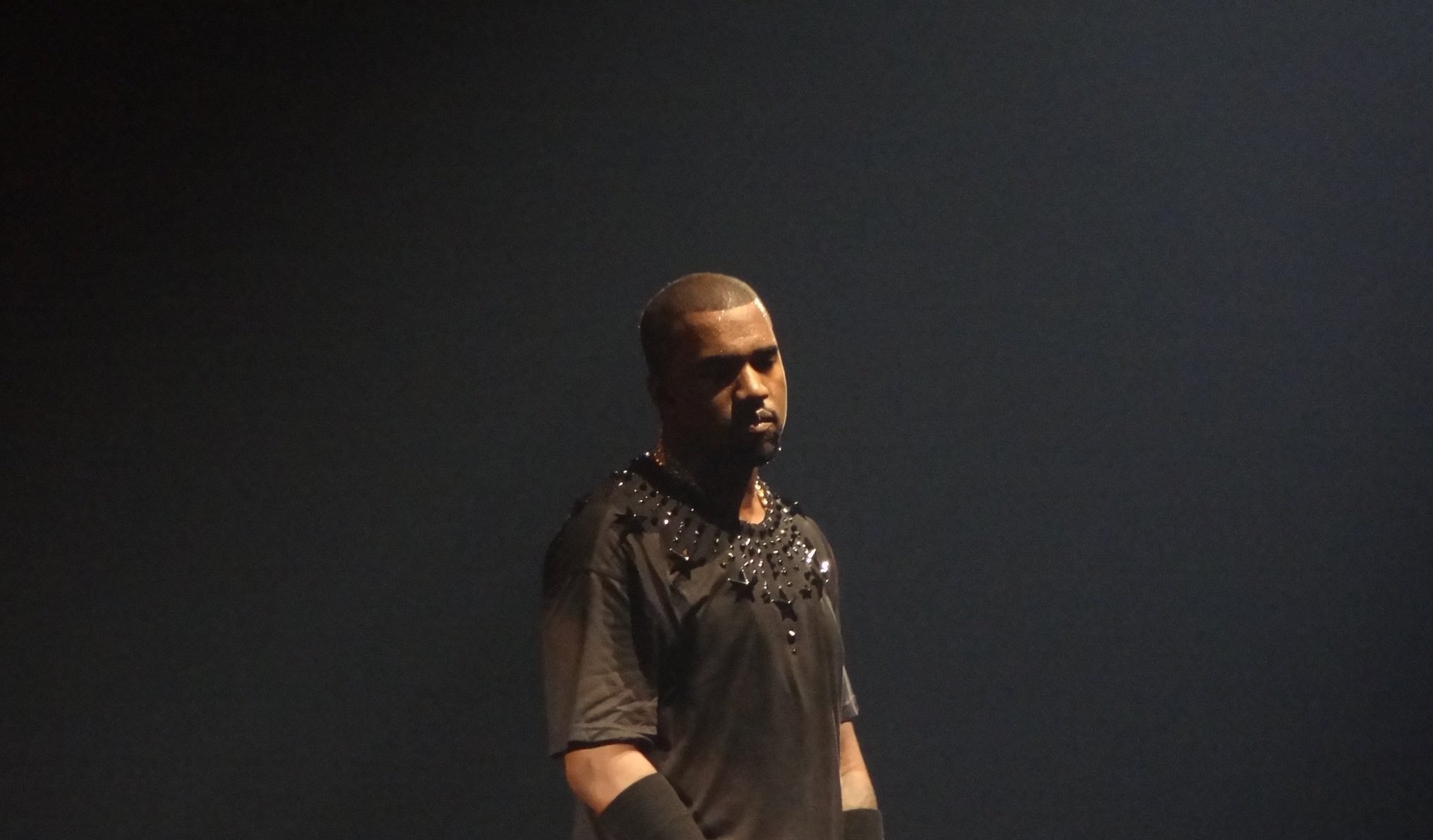 Kanye West auf einer Bühne