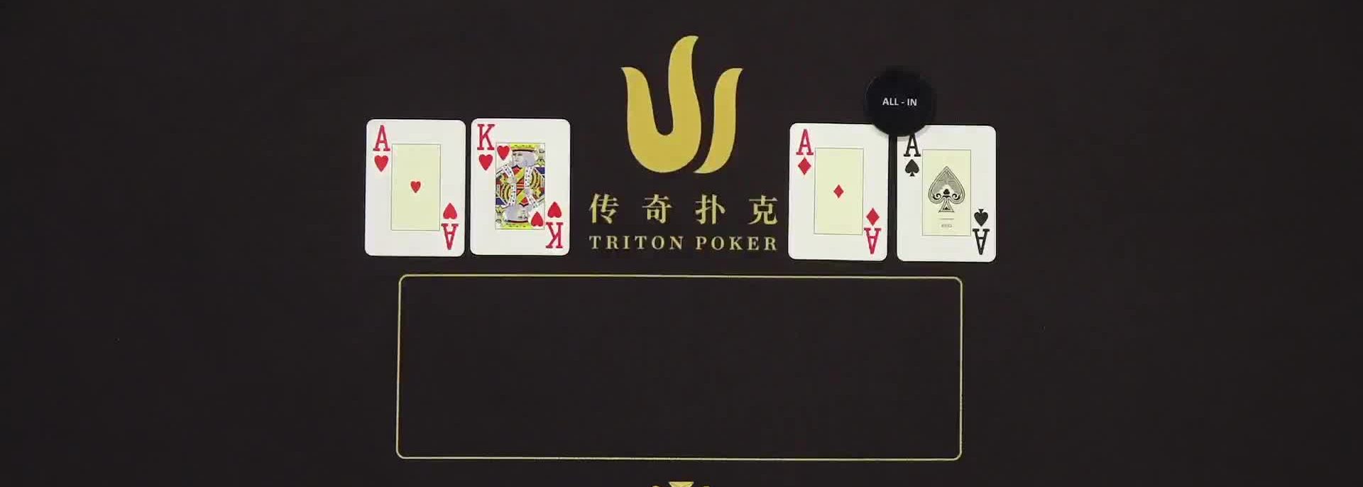 Spielkarten auf einem Pokertisch|||Rick Salomon an einem Pokertisch sitzend