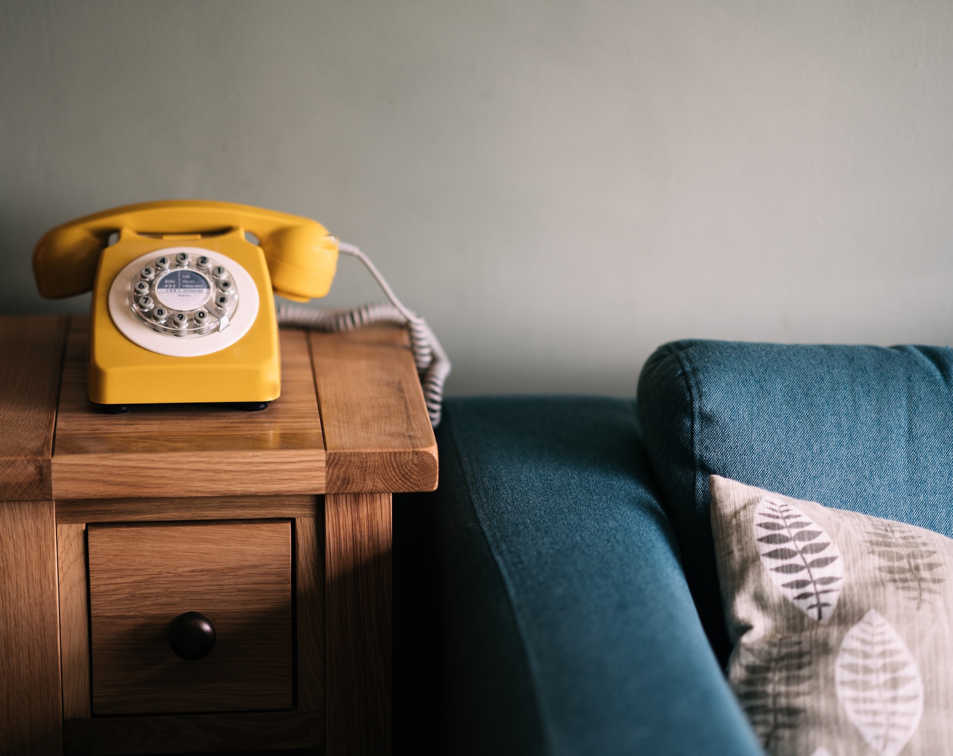 Waehlscheibentelefon neben Sofa