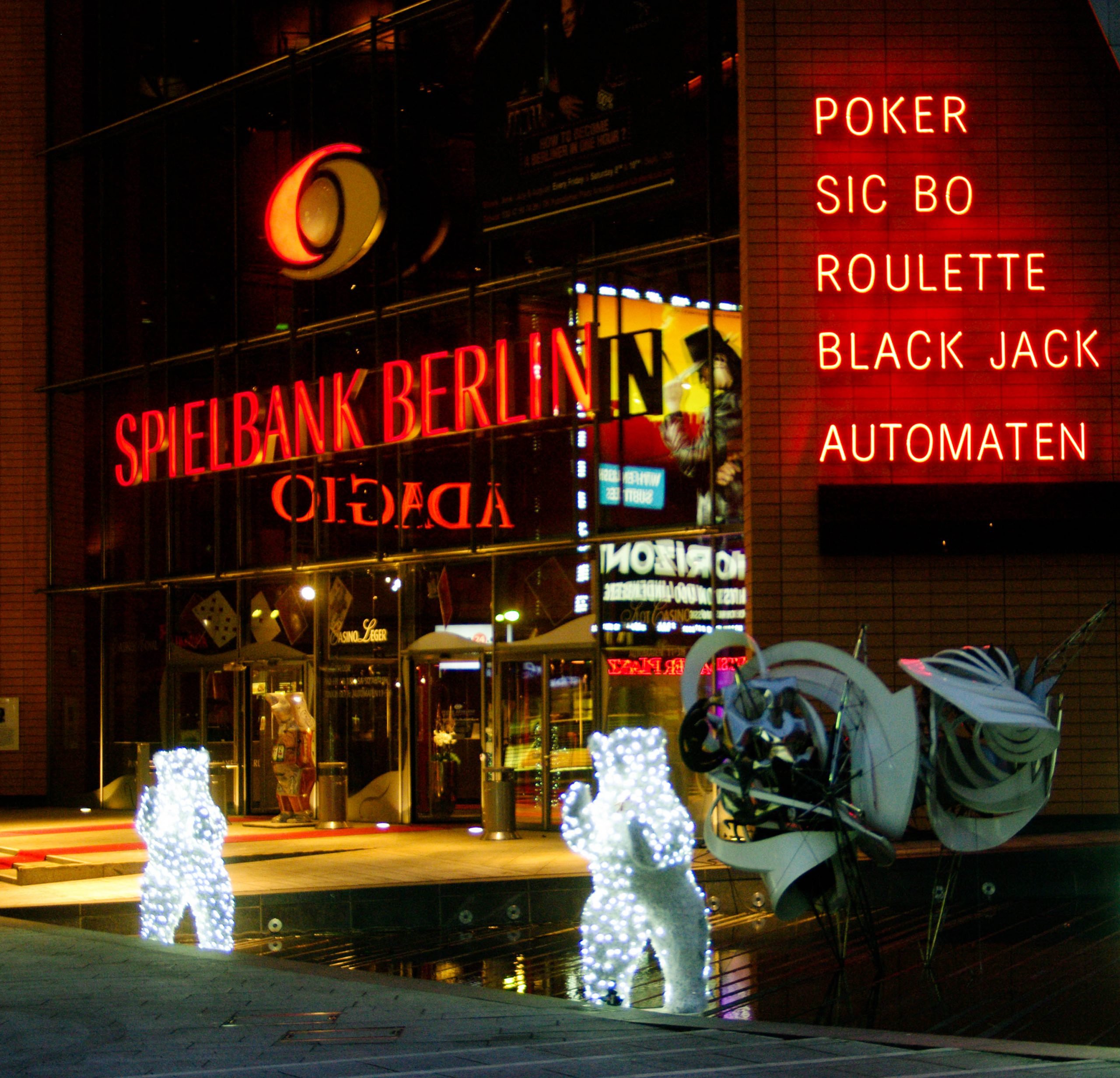 Spielbank Berlin bei Nacht||Das Logo der Spielbank Berlin