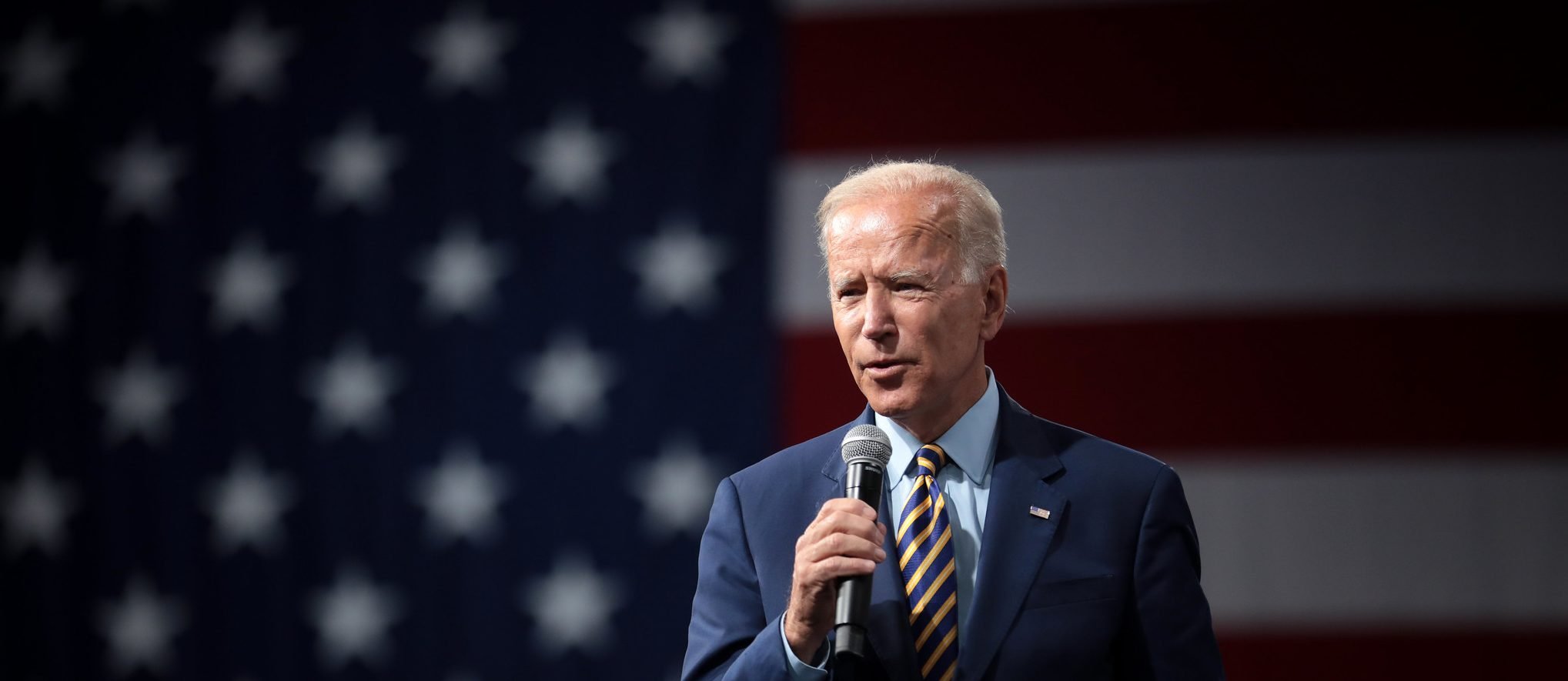 Joe Biden bei einer Rede|Las Vegas in der Nacht